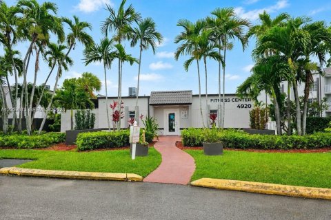 Condo in Doral, Florida, 1 bedroom № 2244647 - photo 9