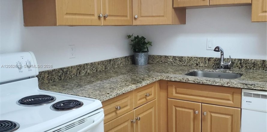 Condo in Doral, Florida, 1 bedroom № 2244647