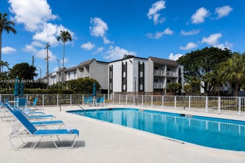 Condo in Doral, Florida, 1 bedroom № 2244647 - photo 6