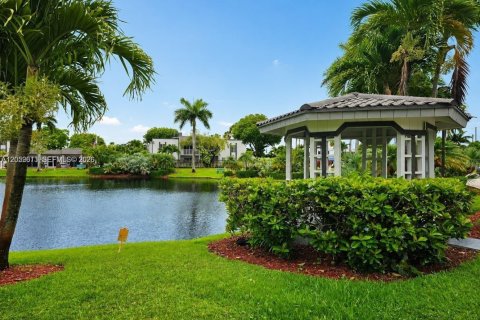 Condo in Doral, Florida, 1 bedroom № 2244647 - photo 2