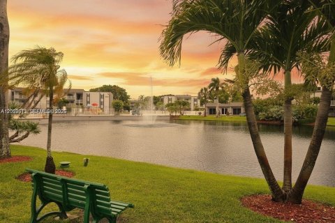 Condo in Doral, Florida, 1 bedroom № 2244647 - photo 10