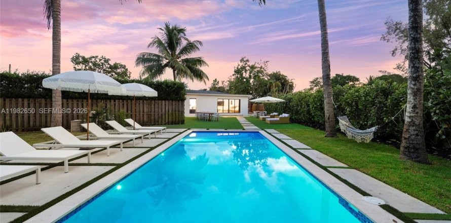 Дом в Майами, Флорида 5 спален, 219.81м2 № 2050770