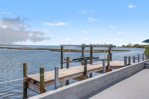 House in Bradenton, Florida 3 bedrooms, 184.32 sq.m. № 2277656