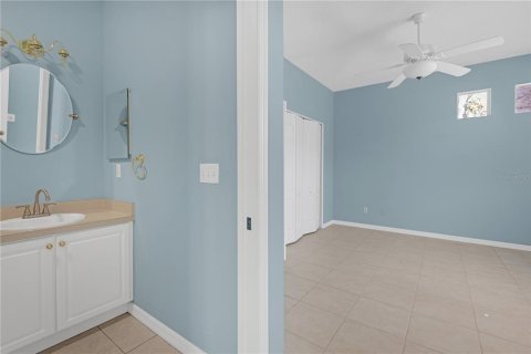 Condo in Sun City Center, Florida, 2 bedrooms  № 1539030 - photo 23