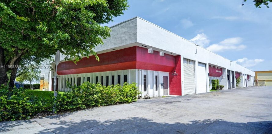 Immobilier commercial à Doral, Floride № 2327761