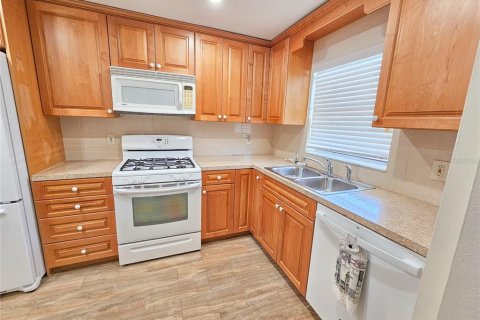 Copropriété à louer à Gulfport, Floride: 1 chambre, 108.7 m2 № 1783112 - photo 4
