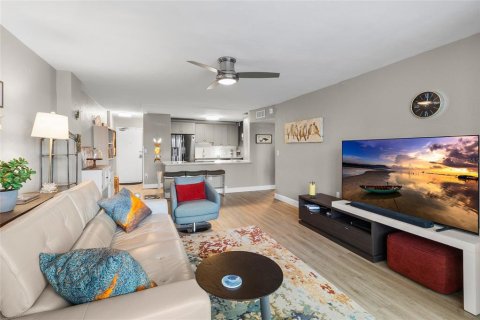 Condo in Saint Petersburg, Florida, 1 bedroom  № 2394132 - photo 10