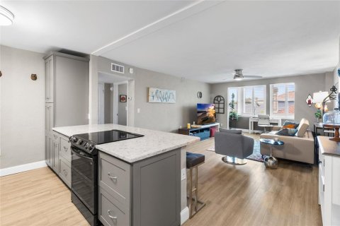 Condo in Saint Petersburg, Florida, 1 bedroom  № 2394132 - photo 3