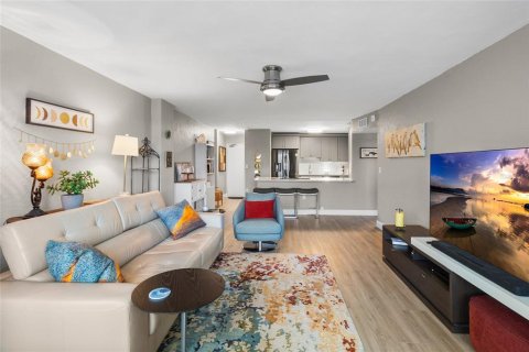 Condo in Saint Petersburg, Florida, 1 bedroom  № 2394132 - photo 11