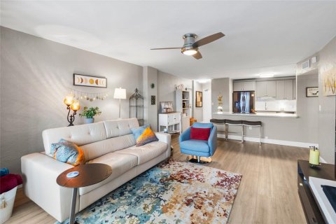 Condo in Saint Petersburg, Florida, 1 bedroom  № 2394132 - photo 12