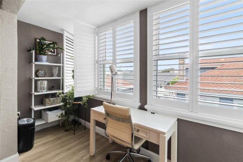 Condo in Saint Petersburg, Florida, 1 bedroom  № 2394132 - photo 17
