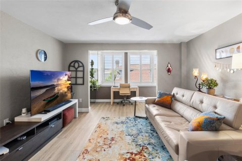 Condo in Saint Petersburg, Florida, 1 bedroom  № 2394132 - photo 14