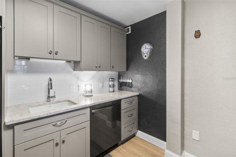 Condo in Saint Petersburg, Florida, 1 bedroom  № 2394132 - photo 5