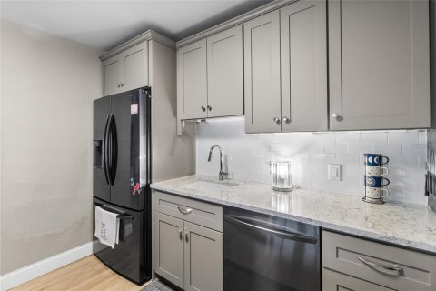 Condo in Saint Petersburg, Florida, 1 bedroom  № 2394132 - photo 6