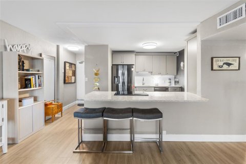Condo in Saint Petersburg, Florida, 1 bedroom  № 2394132 - photo 8