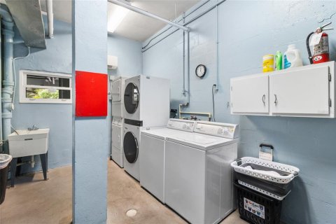 Condo in Saint Petersburg, Florida, 1 bedroom  № 2394132 - photo 29