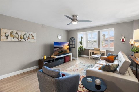 Condo in Saint Petersburg, Florida, 1 bedroom  № 2394132 - photo 15