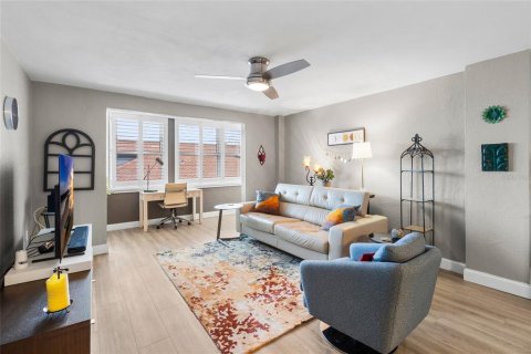 Condo in Saint Petersburg, Florida, 1 bedroom  № 2394132 - photo 13
