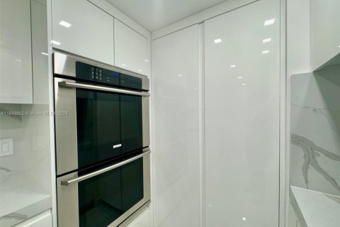 Condominio en alquiler en Bal Harbour, Florida, 3 dormitorios, 156.82 m2 № 1960444 - foto 11