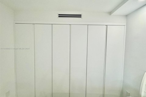 Condominio en alquiler en Bal Harbour, Florida, 3 dormitorios, 156.82 m2 № 1960444 - foto 18