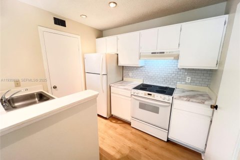 Снять в аренду кондоминиум в Помпано-Бич, Флорида 1 спальня, 55.74м2, № 1989519 - фото 2