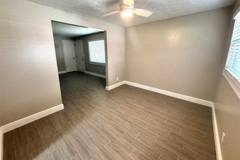 House in Orange Park, Florida 3 bedrooms, 115.94 sq.m. № 1824051 - photo 13