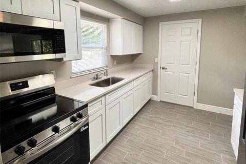 House in Orange Park, Florida 3 bedrooms, 115.94 sq.m. № 1824051 - photo 15