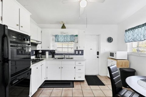 House in Sarasota, Florida 4 bedrooms, 196.77 sq.m. № 1717512 - photo 8