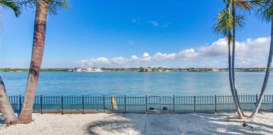 Terreno en Redington Beach, Florida № 1553769