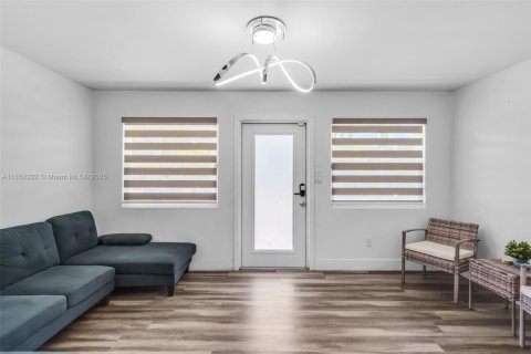 Casa en venta en Miami, Florida, 3 dormitorios, 131.92 m2 № 1875619 - foto 10