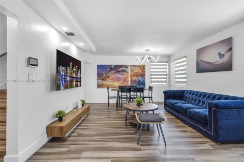 Casa en venta en Miami, Florida, 3 dormitorios, 131.92 m2 № 1875619 - foto 11