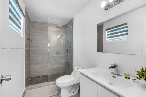 Casa en venta en Miami, Florida, 3 dormitorios, 131.92 m2 № 1875619 - foto 19