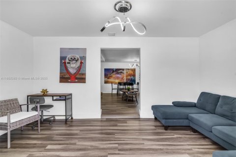 Casa en venta en Miami, Florida, 3 dormitorios, 131.92 m2 № 1875619 - foto 9
