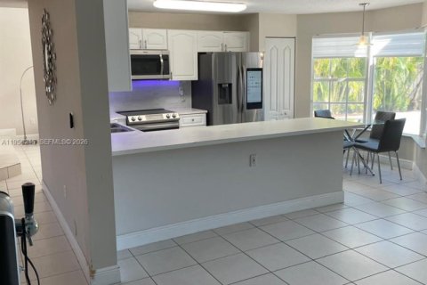 Villa ou maison à vendre à Miami, Floride: 4 chambres, 216.28 m2 № 2021063 - photo 16