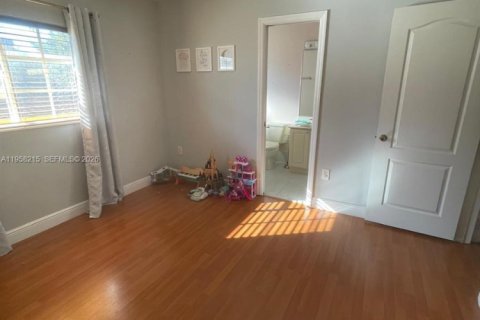 Villa ou maison à vendre à Miami, Floride: 4 chambres, 216.28 m2 № 2021063 - photo 28