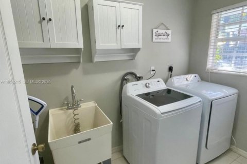 Villa ou maison à vendre à Miami, Floride: 4 chambres, 216.28 m2 № 2021063 - photo 19