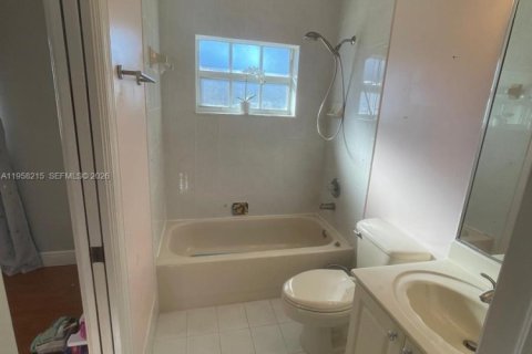 Villa ou maison à vendre à Miami, Floride: 4 chambres, 216.28 m2 № 2021063 - photo 25