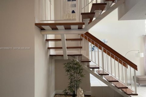 Villa ou maison à vendre à Miami, Floride: 4 chambres, 216.28 m2 № 2021063 - photo 3