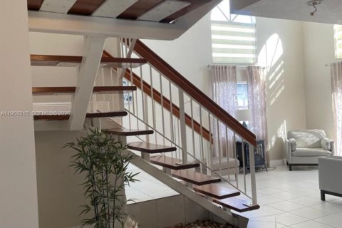 Villa ou maison à vendre à Miami, Floride: 4 chambres, 216.28 m2 № 2021063 - photo 6