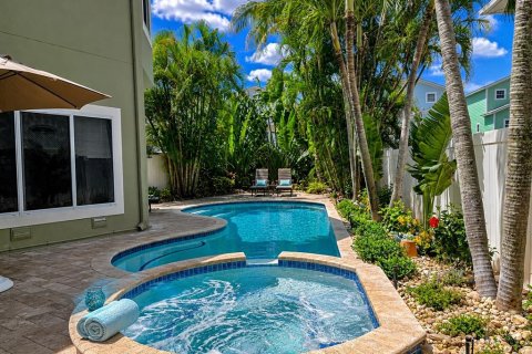 House in Holmes Beach, Florida 3 bedrooms, 171.31 sq.m. № 2227263 - photo 2