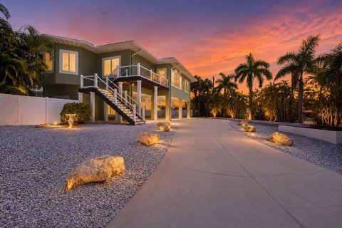 House in Holmes Beach, Florida 3 bedrooms, 171.31 sq.m. № 2227263