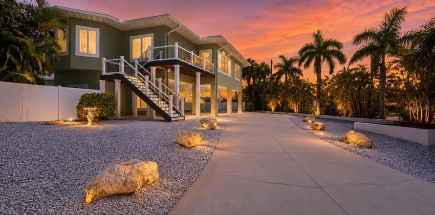 House in Holmes Beach, Florida 3 bedrooms, 171.31 sq.m. № 2227263