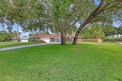House in Jupiter, Florida 5 bedrooms, 253.99 sq.m. № 2187098