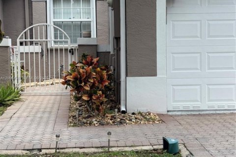 House in Sunrise, Florida 2 bedrooms, 122.63 sq.m. № 2070799 - photo 2