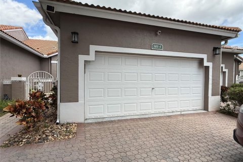 House in Sunrise, Florida 2 bedrooms, 122.63 sq.m. № 2070799 - photo 3