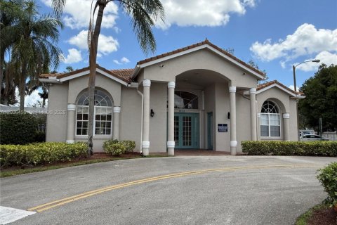 House in Sunrise, Florida 2 bedrooms, 122.63 sq.m. № 2070799 - photo 25