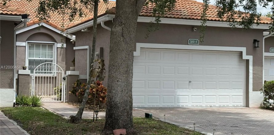 House in Sunrise, Florida 2 bedrooms, 122.63 sq.m. № 2070799