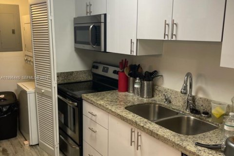 Снять в аренду квартиру в Уэстон, Флорида 2 спальни, 102.75м2, № 2058403 - фото 5