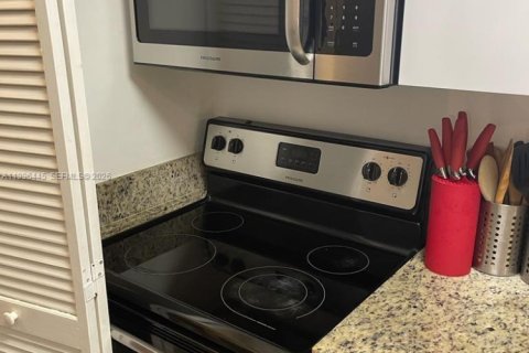 Снять в аренду квартиру в Уэстон, Флорида 2 спальни, 102.75м2, № 2058403 - фото 4