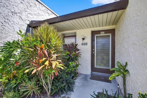Condo in West Palm Beach, Florida, 2 bedrooms № 2250338 - photo 2
